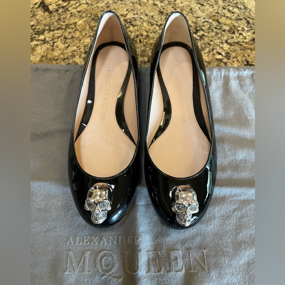 Alexander McQueen black patent leather flat with skulls Size 36